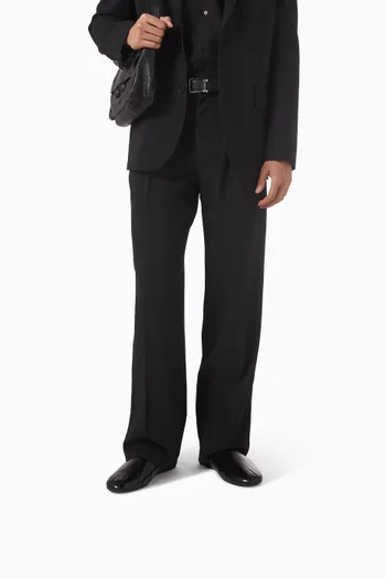 حذاء مفتوح من الخلف بخطوط جلد