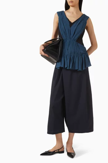 بلوزة بفتحة رقبة على شكل حرف V وكشكش تويل