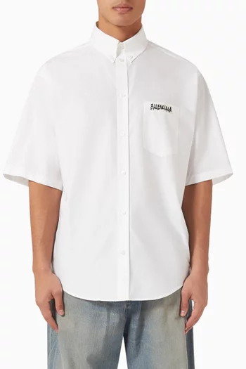 قميص فضفاض بشعار الماركة بتصميم أشرطة لاصقة قطن بوبلين