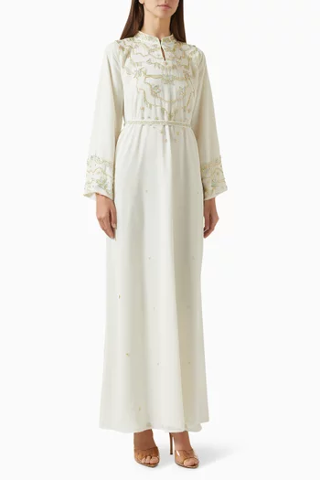 قفطان مزين بحزام وتطريزات