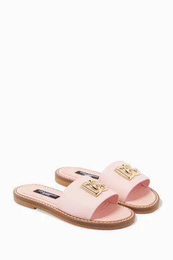 حذاء مفتوح بشعار الماركة 