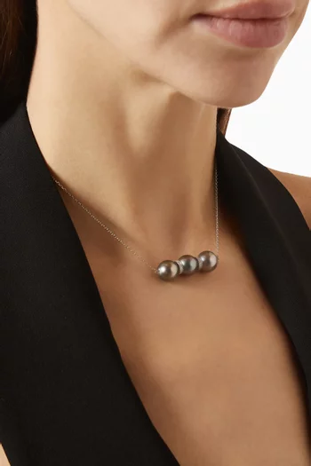 قلادة اموليت مرصعة باللؤلؤ والماس ذهب أبيض عيار 18