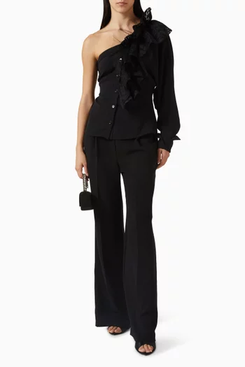 بلوزة بكشكش وفتحة رقبة بكتف مكشوف