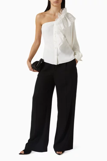 بلوزة بكشكش وفتحة رقبة بكتف مكشوف