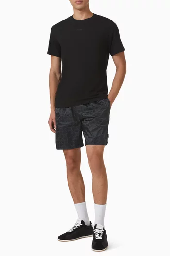 شورت سباحة بنقشة مربعات وعلامة زائد