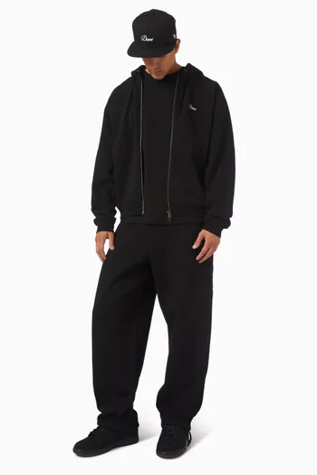 كنزة بغطاء رأس وشعار الماركة بخط يدوي صغير وسحّاب صوف قطني