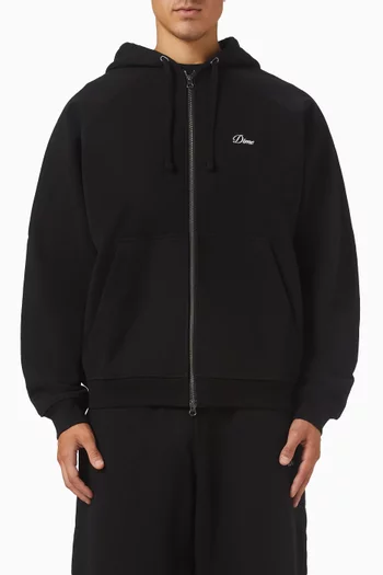 كنزة بغطاء رأس وشعار الماركة بخط يدوي صغير وسحّاب صوف قطني