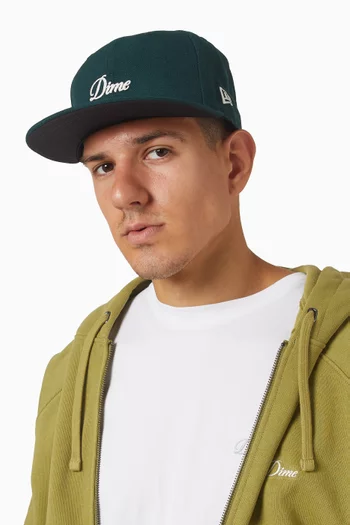 كاب بشعار الماركة بخط يدوي صوف