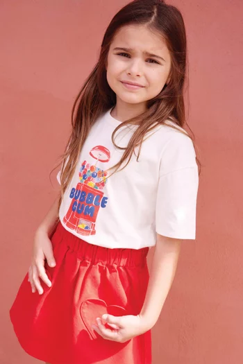 تي شيرت بفتحة رقبة مستديرة وطبعة