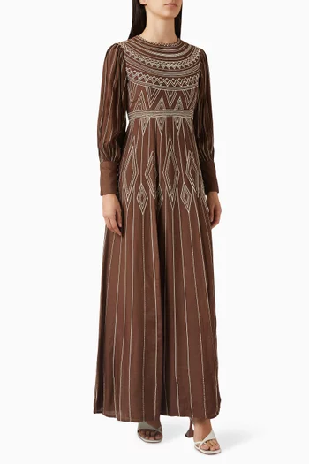 فستان طويل مزين بتطريزات