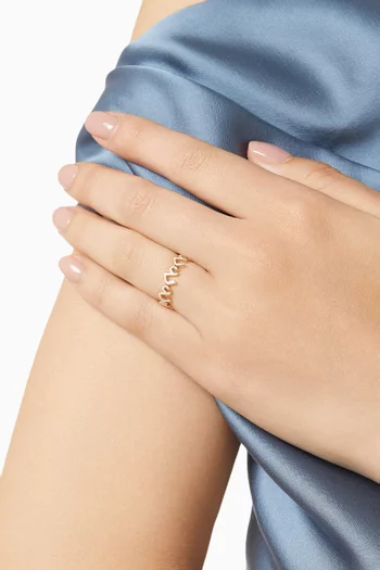 خاتم بتصميم حروف "ع" مطلية بالمينا ذهب عيار 18