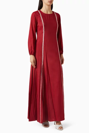 فستان مزين بتطريزات