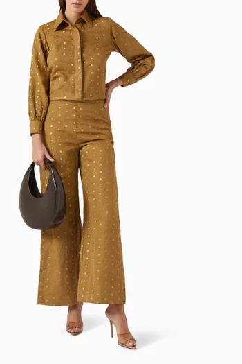 قميص مزين بتطريزات ونقشة منقطة