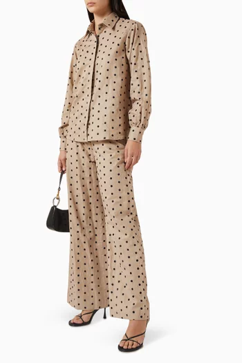 قميص مزين بتطريزات ونقشة منقطة