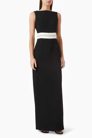 فستان سهرة بقصة مستقيمة وتطريزات