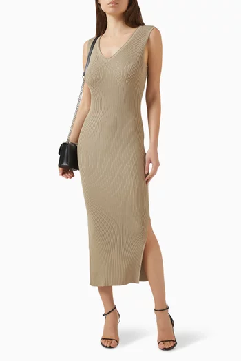 فستان بفتحة رقبة حرف V وفتحة مزيج رايون