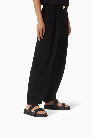 حذاء مفتوح بشعار الماركة جلد صناعي