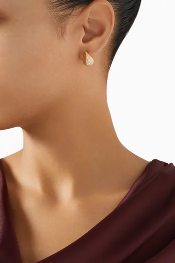 أقراط على شكل دمعة مرصعة بالماس ذهب أصفر عيار 18