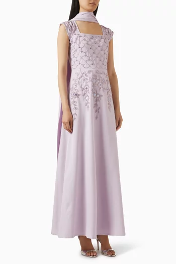 فستان سهرة بشال وتطريزات