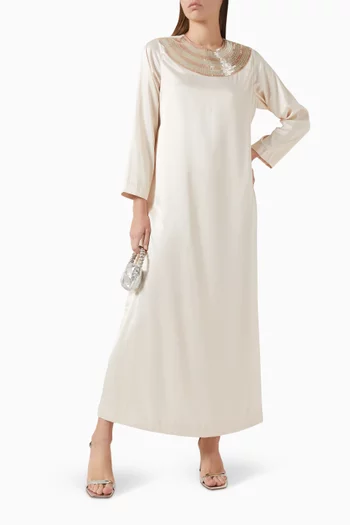 فستان طويل بتطريزات على الرقبة