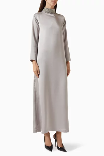 فستان طويل بياقة مطرزة بالكريستال ستان