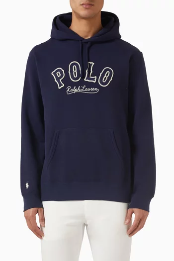 كنزة بغطاء رأس وشعار الماركة قطن