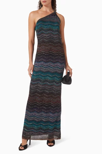 فستان بكتف مكشوف وتطريزات