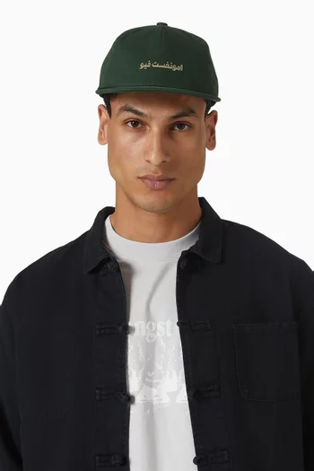 كاب لو برو بشعار الماركة بخط عريض وشريط كبس