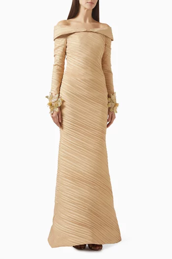 فستان سهرة بأكتاف مكشوفة وتطريزات بالخرز