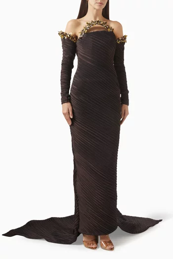 فستان سهرة بأكتاف مكشوفة وذيل مزين بتطريزات