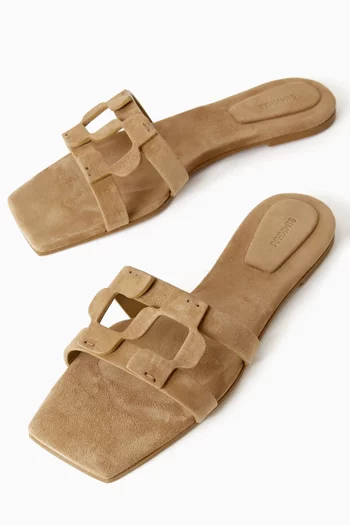 حذاء مفتوح بشعار الماركة شمواه