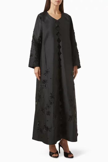 عباية بتطريزات بالخرز وأجزاء مقصوصة بالليزر