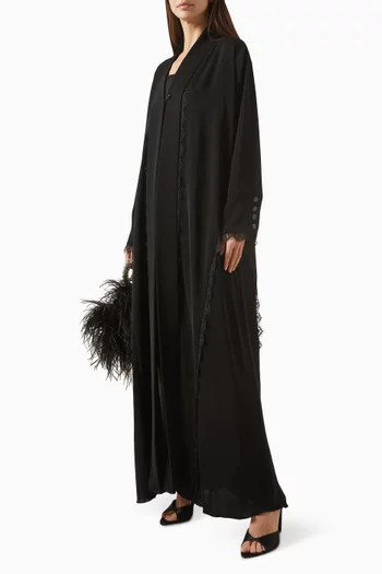 عباية بأشرطة دانتيل