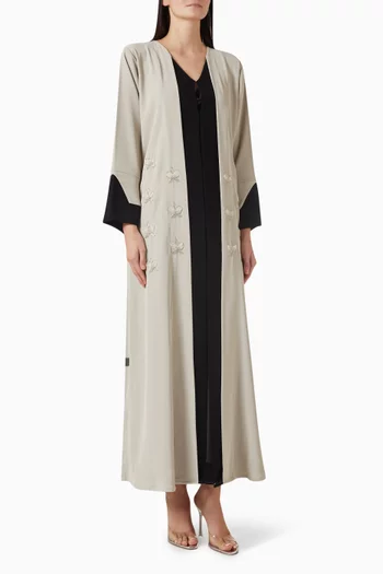 عباية مطرزة بزهور بنفس اللون من الخرز