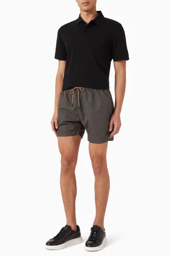 شورت سباحة مزين بنقشة