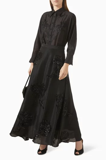 تنورة طويلة مزينة بتطريزات بأحجار الراين