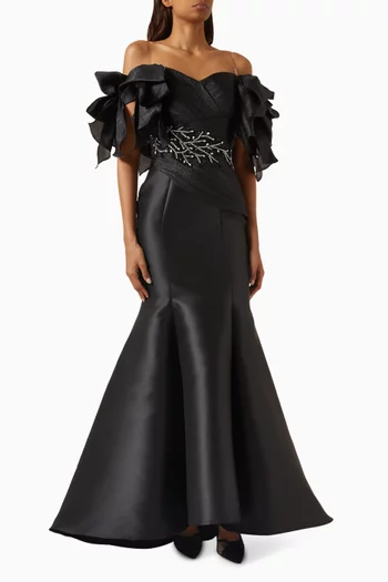 فستان سهرة بأكتاف مكشوفة مزين بتطريزات