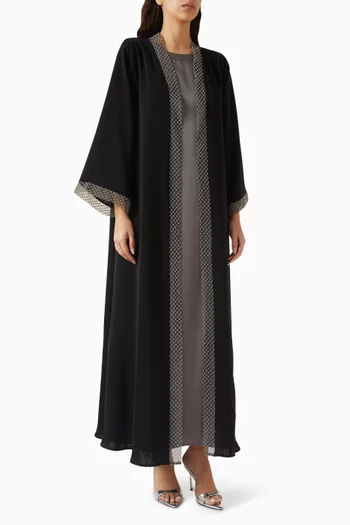 طقم عباية مزين بتطريزات بالخرز