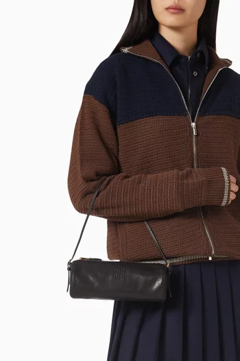 حقيبة صغيرة بشعار الماركة جلد نابا