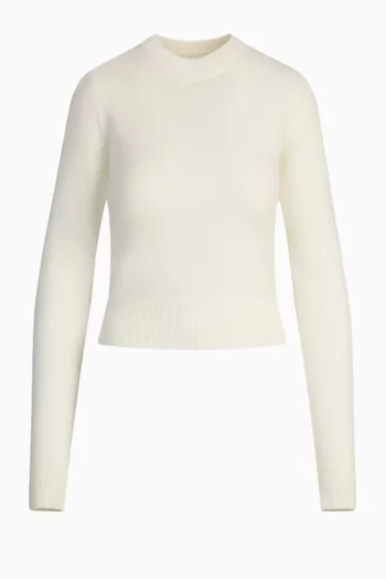 سترة منسوجة مضلعة بفتحة رقبة مستديرة وقصة ضيقة