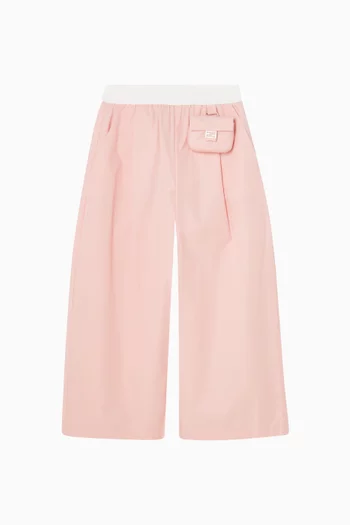 بنطال بقصة ساقين واسعتين