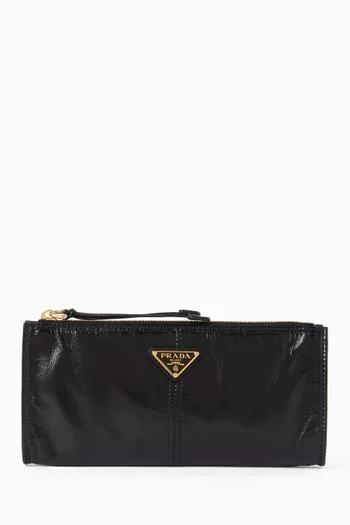 حافظة بحلية مثلثة بشعار الماركة جلد