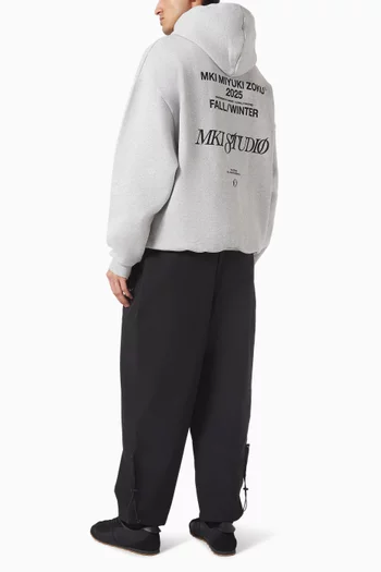 كنزة بغطاء رأس وشعار الماركة قطن