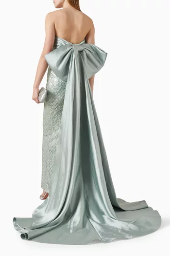 فستان سهرة بذيل وعقدة مزينة بتطريزات