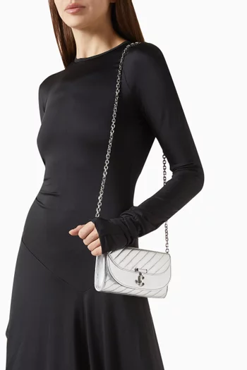 حقيبة صغيرة بتصميم مقوس وسلسلة جلد لامع