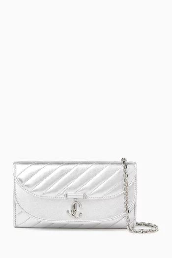 حقيبة صغيرة بتصميم مقوس وسلسلة جلد لامع