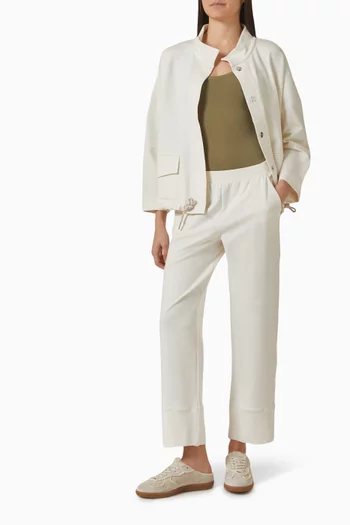 بلوزة بلا أكمام وفتحة رقبة عميقة