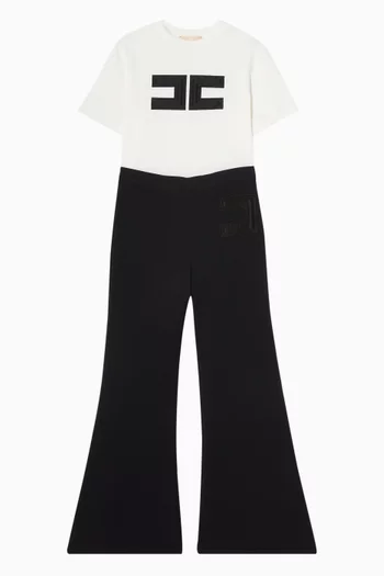 بنطال بقصة واسعة وشعار الماركة