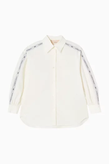 قميص بحافة بشعار الماركة