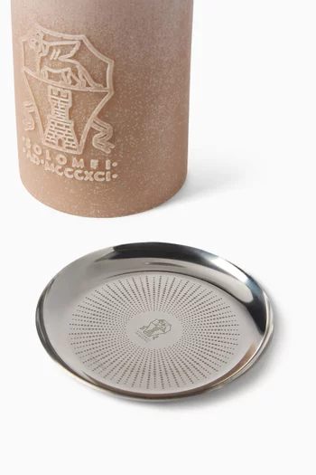 شمعة بشعار الماركة على قاعدة ستانلس ستيل